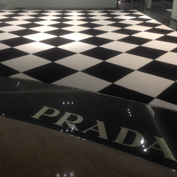 Установка коврового покрытия в бутике PRADA